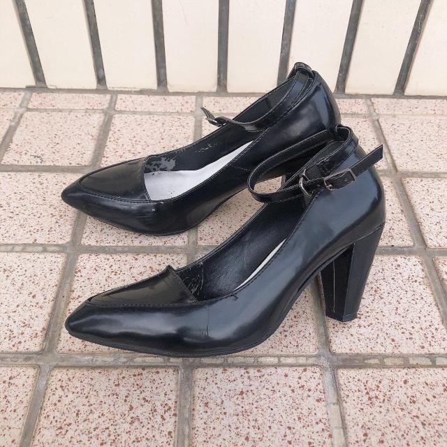 ◆LOWRYS FARM/ローリーズファーム◆エナメル生地ストラップ付きパンプス★ブラック37M*難アリ < ブランド ◆LOWRYS FARM/ローリーズファーム◆エナメル生地ストラップ付きパンプス★ブラック37M*難アリ < ブランドの