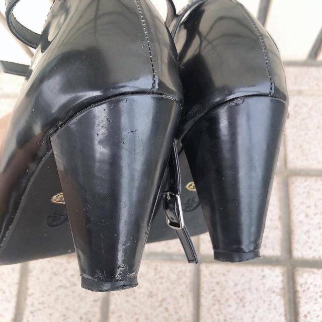 ◆LOWRYS FARM/ローリーズファーム◆エナメル生地ストラップ付きパンプス★ブラック37M*難アリ < ブランド ◆LOWRYS FARM/ローリーズファーム◆エナメル生地ストラップ付きパンプス★ブラック37M*難アリ < ブランドの