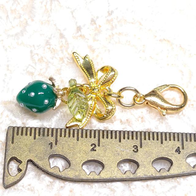 ハンドメイド☆ファスナーチャーム☆小粒苺☆緑 < 女性ファッション ハンドメイド☆ファスナーチャーム☆小粒苺☆緑 < 女性ファッションの