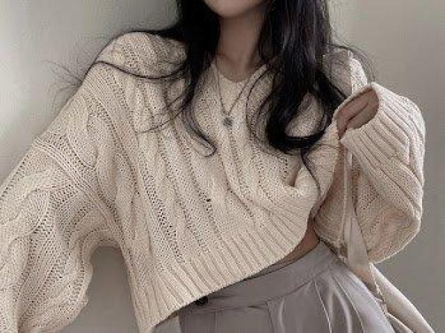 Vネックケーブルニットセーターショート丈 オフホワイト < 女性ファッション Vネックケーブルニットセーターショート丈 オフホワイト < 女性ファッションの