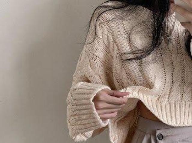 Vネックケーブルニットセーターショート丈 オフホワイト < 女性ファッション Vネックケーブルニットセーターショート丈 オフホワイト < 女性ファッションの