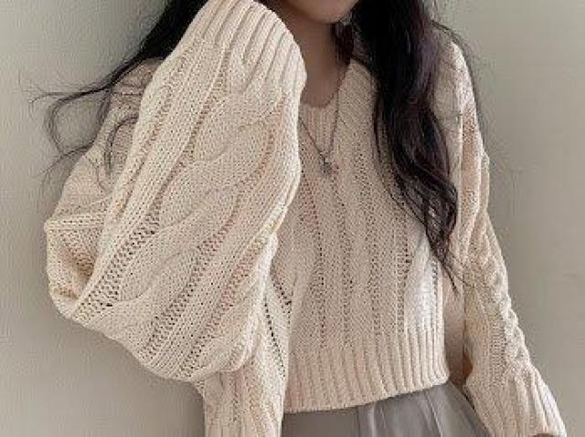 Vネックケーブルニットセーターショート丈 オフホワイト < 女性ファッション Vネックケーブルニットセーターショート丈 オフホワイト < 女性ファッションの