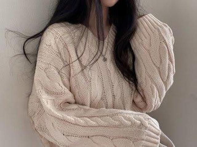 Vネックケーブルニットセーターショート丈 オフホワイト < 女性ファッション Vネックケーブルニットセーターショート丈 オフホワイト < 女性ファッションの