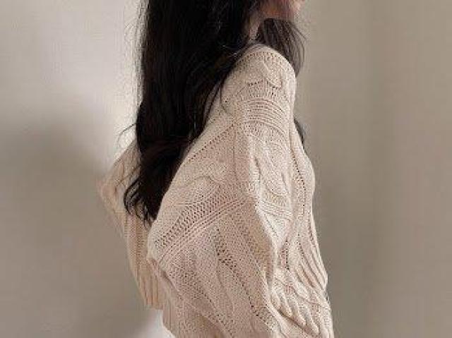 Vネックケーブルニットセーターショート丈 オフホワイト < 女性ファッション Vネックケーブルニットセーターショート丈 オフホワイト < 女性ファッションの