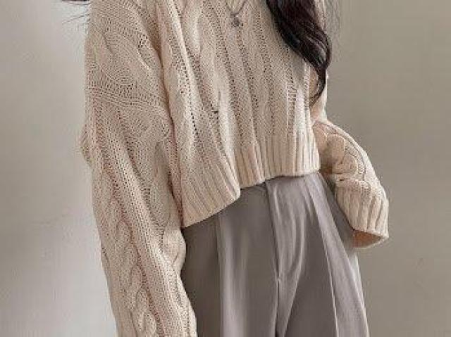 Vネックケーブルニットセーターショート丈 オフホワイト < 女性ファッション Vネックケーブルニットセーターショート丈 オフホワイト < 女性ファッションの