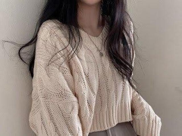 Vネックケーブルニットセーターショート丈 オフホワイト < 女性ファッション Vネックケーブルニットセーターショート丈 オフホワイト < 女性ファッションの