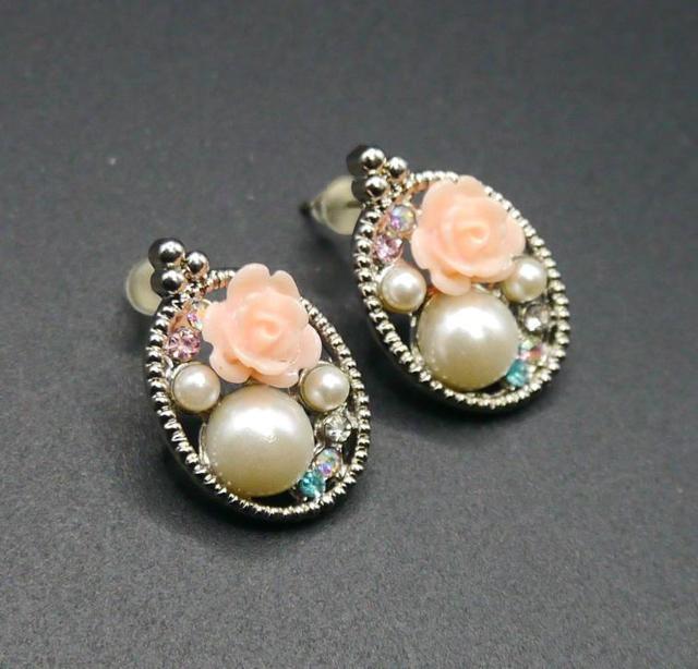 新品 アンティーク調フェイクパール ストーン 薔薇 ピアス ヴィンテージ ヴィクトリアン ゴスロリ姫系 ゴシッ < 女性アクセサリー/時計 新品 アンティーク調フェイクパール ストーン 薔薇 ピアス ヴィンテージ ヴィクトリアン ゴスロリ姫系 ゴシッ < 女性アクセサリー/時計の