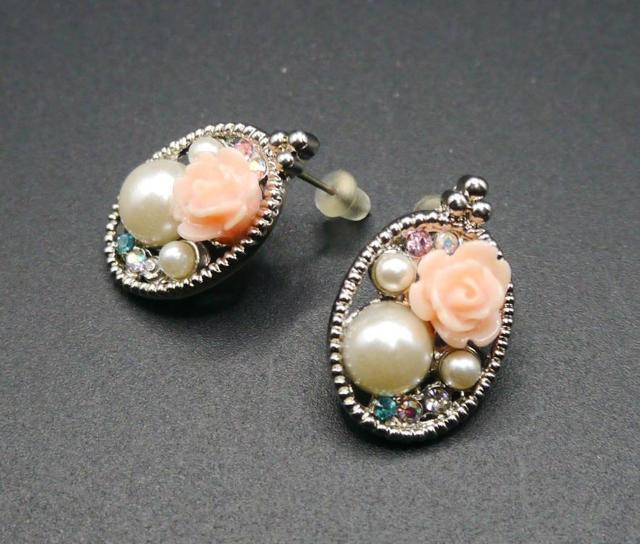 新品 アンティーク調フェイクパール ストーン 薔薇 ピアス ヴィンテージ ヴィクトリアン ゴスロリ姫系 ゴシッ < 女性アクセサリー/時計 新品 アンティーク調フェイクパール ストーン 薔薇 ピアス ヴィンテージ ヴィクトリアン ゴスロリ姫系 ゴシッ < 女性アクセサリー/時計の