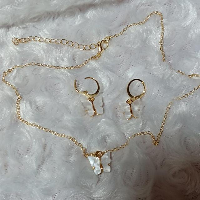 新品★バタフライピアスとネックレスセット/ホワイト < 女性アクセサリー/時計  新品★バタフライピアスとネックレスセット/ホワイト  < 女性アクセサリー/時計の