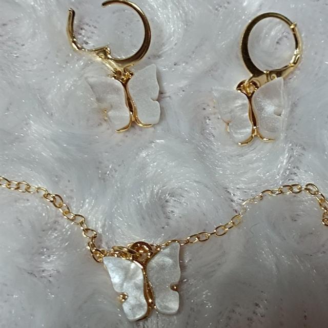 新品★バタフライピアスとネックレスセット/ホワイト < 女性アクセサリー/時計  新品★バタフライピアスとネックレスセット/ホワイト < 女性アクセサリー/時計の