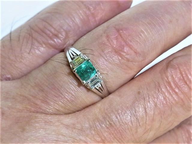 Pt900プラチナリング 指輪 エメラルド0.57ct 角ダイヤ2ヶ0.31ct < 女性アクセサリー/時計  Pt900プラチナリング 指輪 エメラルド0.57ct 角ダイヤ2ヶ0.31ct < 女性アクセサリー/時計の