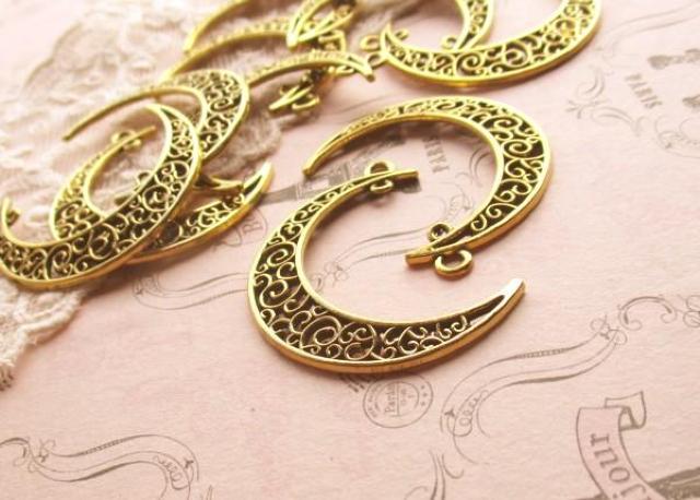 透かし三日月カン付きチャーム5個アンティークゴールド < ペット/手芸/園芸  透かし三日月カン付きチャーム5個アンティークゴールド < ペット/手芸/園芸の