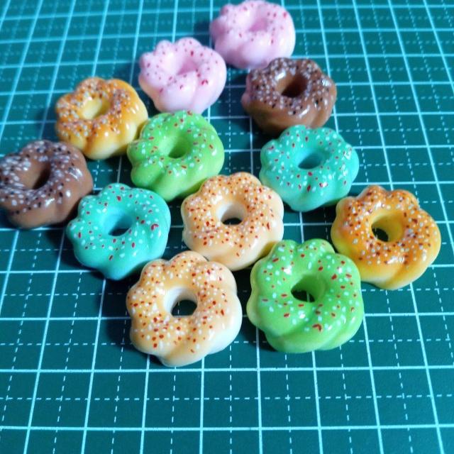 カラフルドーナツデコパーツ12個セット ハンドメイド用 おままごと じゃらじゃらキーホルダー ガチャ詰め < おもちゃ カラフルドーナツデコパーツ12個セット ハンドメイド用 おままごと じゃらじゃらキーホルダー ガチャ詰め < おもちゃの