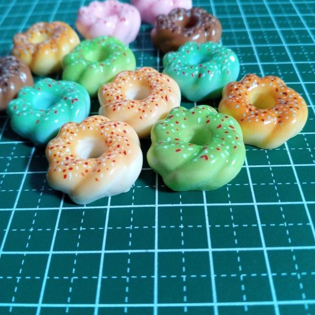 カラフルドーナツデコパーツ12個セット ハンドメイド用 おままごと じゃらじゃらキーホルダー ガチャ詰め < おもちゃ カラフルドーナツデコパーツ12個セット ハンドメイド用 おままごと じゃらじゃらキーホルダー ガチャ詰め < おもちゃの
