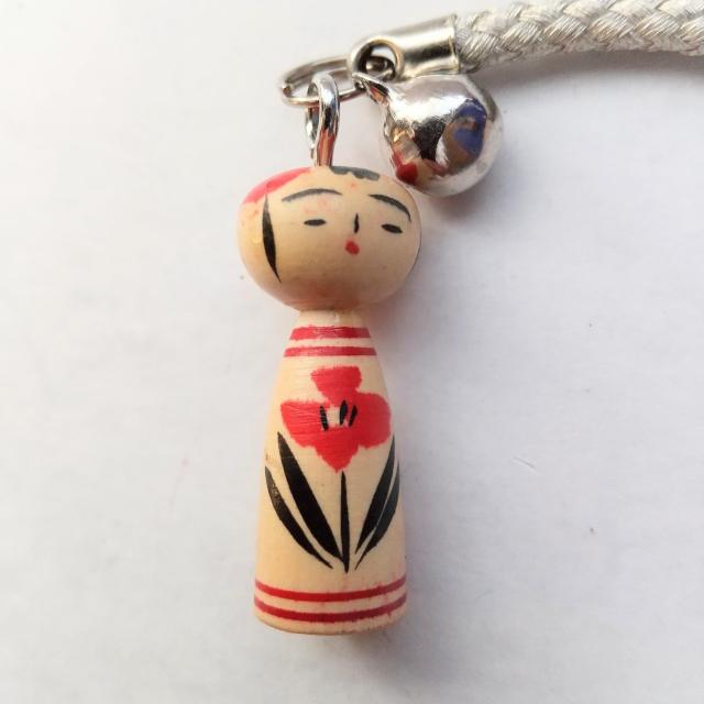 こけし 根付 ストラップ 銀色紐 < おもちゃ  こけし 根付 ストラップ 銀色紐  < おもちゃの