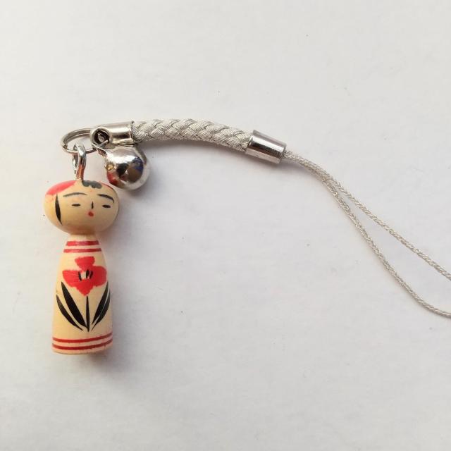 こけし 根付 ストラップ 銀色紐 < おもちゃ  こけし 根付 ストラップ 銀色紐 < おもちゃの