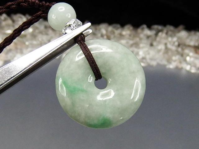 緑入り良質ひすい本翡翠ジェダイト丸平安扣ブラウン紐ネックレス < 女性アクセサリー/時計  緑入り良質ひすい本翡翠ジェダイト丸平安扣ブラウン紐ネックレス < 女性アクセサリー/時計の