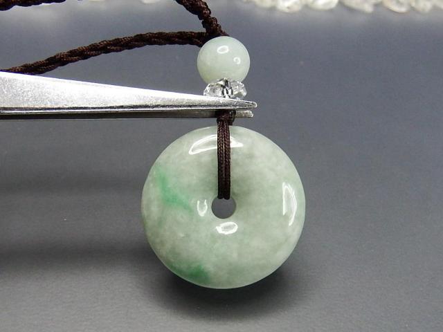 緑入り良質ひすい本翡翠ジェダイト丸平安扣ブラウン紐ネックレス < 女性アクセサリー/時計  緑入り良質ひすい本翡翠ジェダイト丸平安扣ブラウン紐ネックレス < 女性アクセサリー/時計の