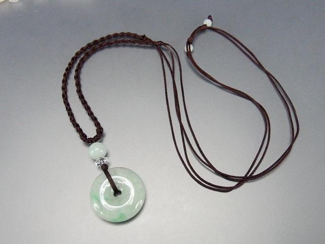 緑入り良質ひすい本翡翠ジェダイト丸平安扣ブラウン紐ネックレス < 女性アクセサリー/時計  緑入り良質ひすい本翡翠ジェダイト丸平安扣ブラウン紐ネックレス < 女性アクセサリー/時計の