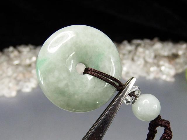 緑入り良質ひすい本翡翠ジェダイト丸平安扣ブラウン紐ネックレス < 女性アクセサリー/時計  緑入り良質ひすい本翡翠ジェダイト丸平安扣ブラウン紐ネックレス < 女性アクセサリー/時計の