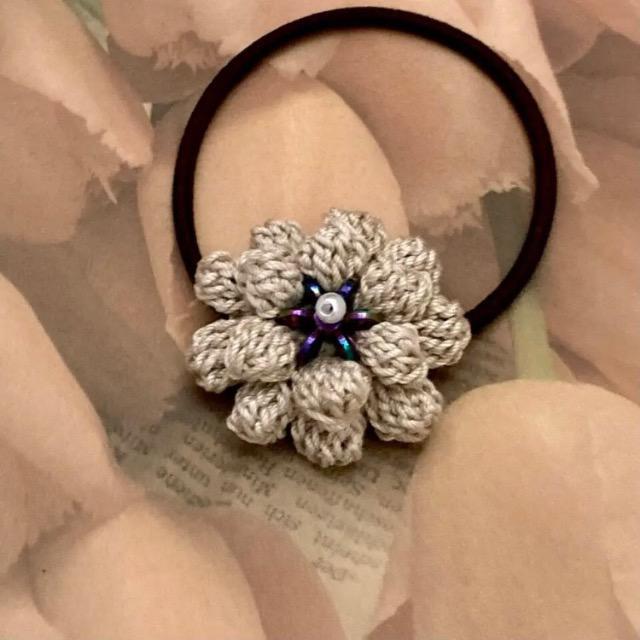 ハンドメイド♪レース編み ぽこぽこ花びらのお花モチーフヘアゴム < 女性ファッション  ハンドメイド♪レース編み ぽこぽこ花びらのお花モチーフヘアゴム  < 女性ファッションの