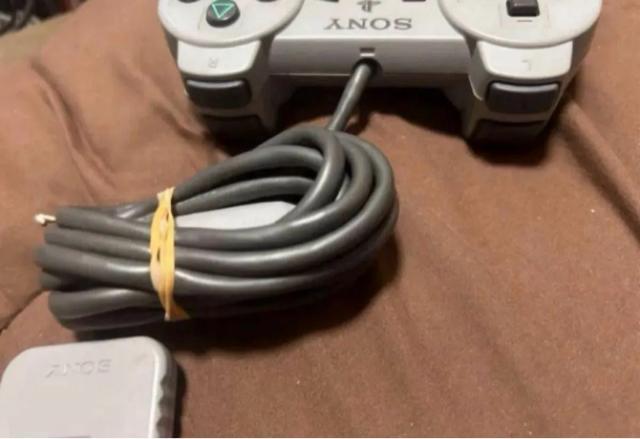 SONY PS1 コントローラー グレー 初代 コントローラ < ゲーム本体/ソフト SONY PS1 コントローラー グレー 初代 コントローラ < ゲーム本体/ソフトの