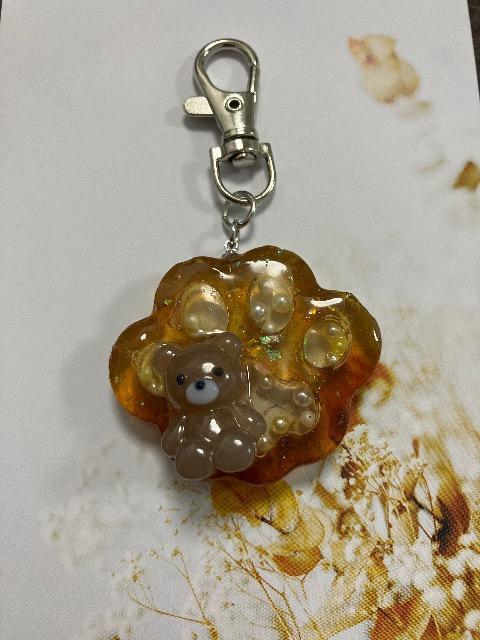 ハンドメイド レジン 肉球 シャカシャカ キーホルダー クマ < 女性ファッション  ハンドメイド レジン 肉球 シャカシャカ キーホルダー クマ  < 女性ファッションの