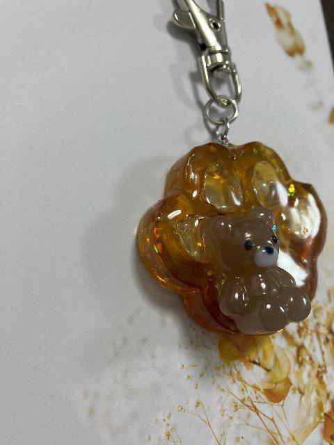 ハンドメイド レジン 肉球 シャカシャカ キーホルダー クマ < 女性ファッション  ハンドメイド レジン 肉球 シャカシャカ キーホルダー クマ < 女性ファッションの