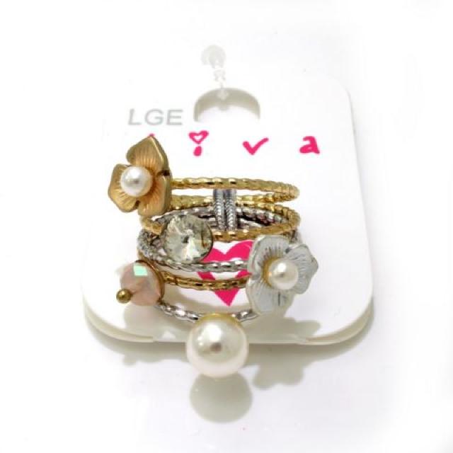 新品diva LONDON アンティーク調花ストーン5連リング指輪15号 < 女性アクセサリー/時計  新品diva LONDON アンティーク調花ストーン5連リング指輪15号 < 女性アクセサリー/時計の