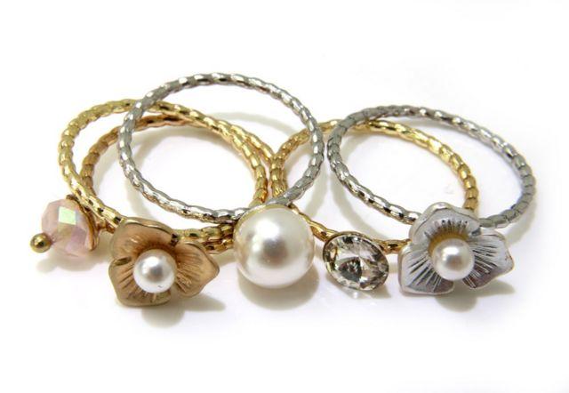 新品diva LONDON アンティーク調花ストーン5連リング指輪15号 < 女性アクセサリー/時計  新品diva LONDON アンティーク調花ストーン5連リング指輪15号 < 女性アクセサリー/時計の