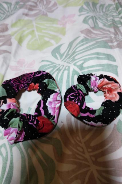 ★処分品★黒×白ドット大蝶大牡丹柄シュシュ大小2個セット < 女性ファッション  ★処分品★黒×白ドット大蝶大牡丹柄シュシュ大小2個セット  < 女性ファッションの