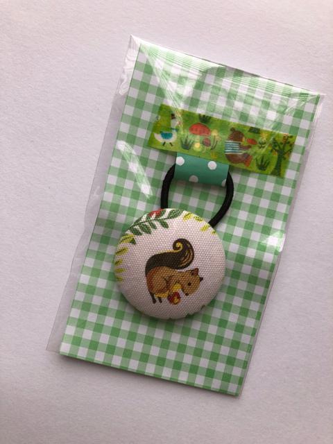 ハンドメイド ヘアゴム 特大 くるみボタン りんごを持ったかわいいリスちゃん < 女性ファッション  ハンドメイド ヘアゴム 特大 くるみボタン りんごを持ったかわいいリスちゃん < 女性ファッションの