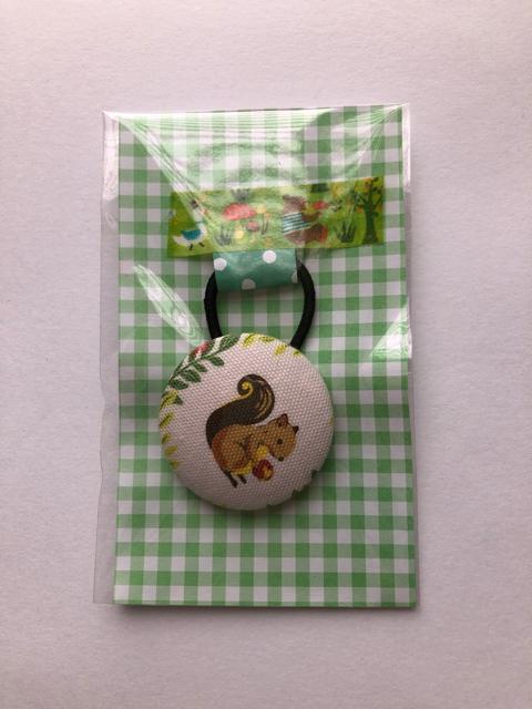 ハンドメイド ヘアゴム 特大 くるみボタン りんごを持ったかわいいリスちゃん < 女性ファッション  ハンドメイド ヘアゴム 特大 くるみボタン りんごを持ったかわいいリスちゃん < 女性ファッションの