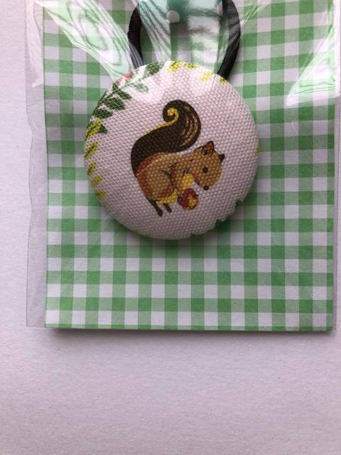 ハンドメイド ヘアゴム 特大 くるみボタン りんごを持ったかわいいリスちゃん < 女性ファッション  ハンドメイド ヘアゴム 特大 くるみボタン りんごを持ったかわいいリスちゃん < 女性ファッションの