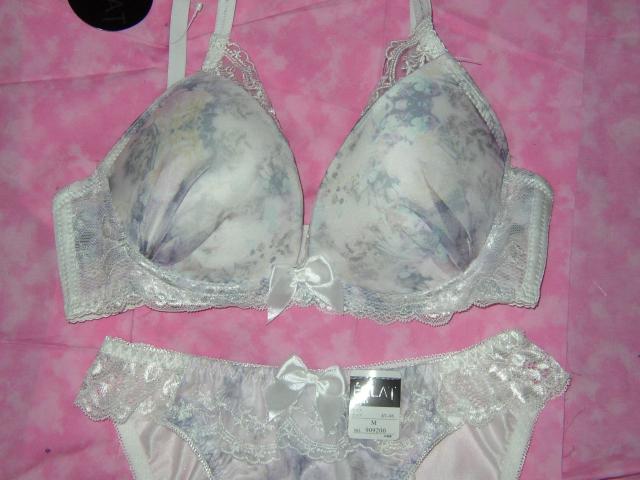 すべすべホワイトに花柄プリントD70Mワイヤー入り < 女性ファッション  すべすべホワイトに花柄プリントD70Mワイヤー入り < 女性ファッションの