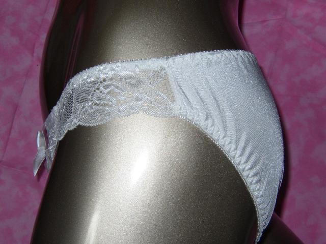 すべすべホワイトに花柄プリントD70Mワイヤー入り < 女性ファッション  すべすべホワイトに花柄プリントD70Mワイヤー入り < 女性ファッションの