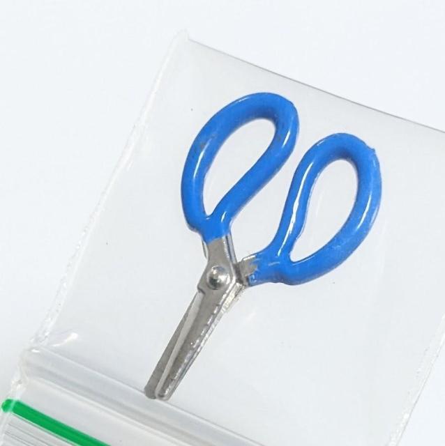ミニチュア★ハサミ★水色★チョキチョキと動きます★色違いあります★簡単なものは切れます♪リカちゃんハウス★ドールハウスに★ < おもちゃ  ミニチュア★ハサミ★水色★チョキチョキと動きます★色違いあります★簡単なものは切れます♪リカちゃんハウス★ドールハウスに★ < おもちゃの