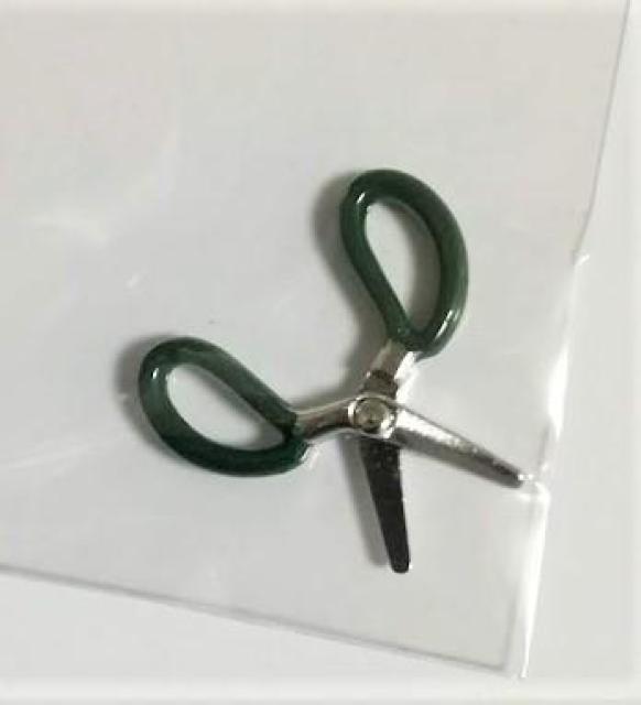 ミニチュア★ハサミ★緑★グリーン★チョキチョキと動きます★色違いあります★簡単なものは切れます♪リカちゃんハウス★ドールハウスに★ < おもちゃ  ミニチュア★ハサミ★緑★グリーン★チョキチョキと動きます★色違いあります★簡単なものは切れます♪リカちゃんハウス★ドールハウスに★ < おもちゃの