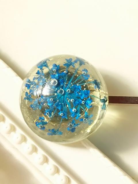青のレースフラワーのドーム型ヘアピン  レジン  ハンドメイド < 女性ファッション  青のレースフラワーのドーム型ヘアピン  レジン  ハンドメイド < 女性ファッションの