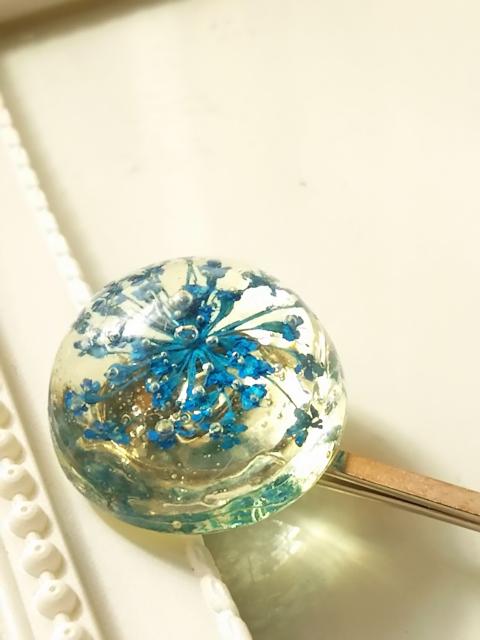 青のレースフラワーのドーム型ヘアピン  レジン  ハンドメイド < 女性ファッション  青のレースフラワーのドーム型ヘアピン  レジン  ハンドメイド < 女性ファッションの