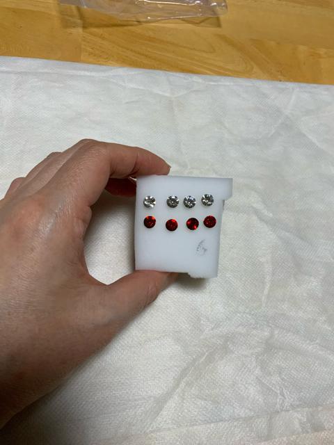 ◆未使用◆赤とクリスタルの樹脂製ピアス8個 < 女性アクセサリー/時計  ◆未使用◆赤とクリスタルの樹脂製ピアス8個  < 女性アクセサリー/時計の