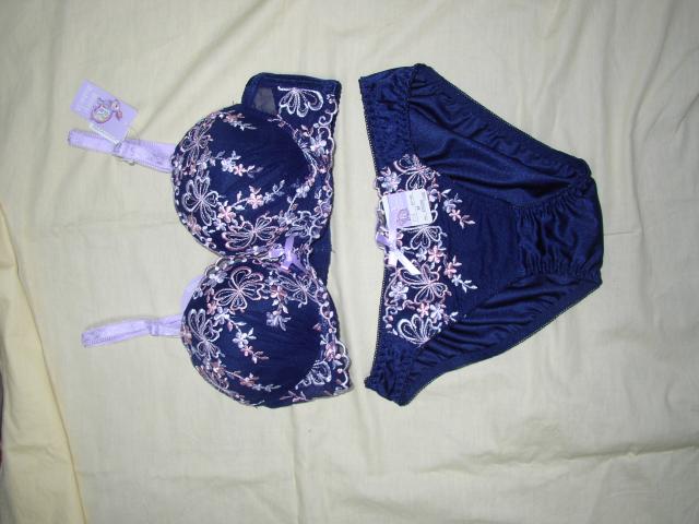 ネイビーに光沢刺繍のフラワーD70Mワイヤー入り < 女性ファッション  ネイビーに光沢刺繍のフラワーD70Mワイヤー入り  < 女性ファッションの