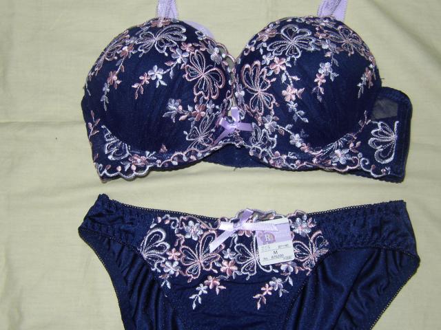 ネイビーに光沢刺繍のフラワーD70Mワイヤー入り < 女性ファッション  ネイビーに光沢刺繍のフラワーD70Mワイヤー入り < 女性ファッションの