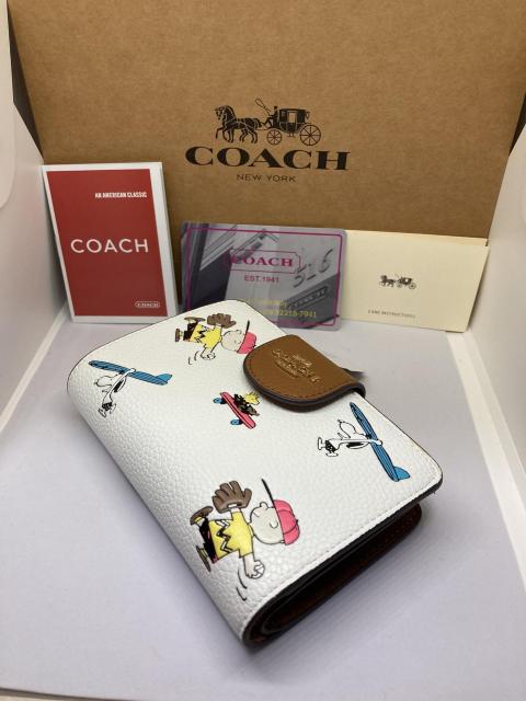 COACH コーチ C4899 二つ折り財布 コーチ×ピーナッツ(Peanuts)スヌーピー限定コラボ ミディアムチョークマルチ < ブランド  COACH コーチ C4899 二つ折り財布 コーチ×ピーナッツ(Peanuts)スヌーピー限定コラボ ミディアムチョークマルチ < ブランドの