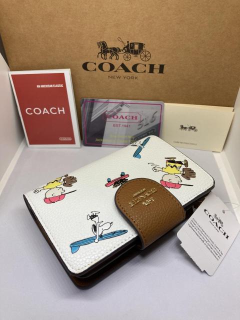 COACH コーチ C4899 二つ折り財布 コーチ×ピーナッツ(Peanuts)スヌーピー限定コラボ ミディアムチョークマルチ < ブランド  COACH コーチ C4899 二つ折り財布 コーチ×ピーナッツ(Peanuts)スヌーピー限定コラボ ミディアムチョークマルチ < ブランドの