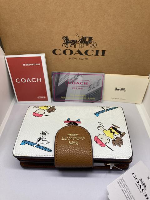 COACH コーチ C4899 二つ折り財布 コーチ×ピーナッツ(Peanuts)スヌーピー限定コラボ ミディアムチョークマルチ < ブランド  COACH コーチ C4899 二つ折り財布 コーチ×ピーナッツ(Peanuts)スヌーピー限定コラボ ミディアムチョークマルチ < ブランドの