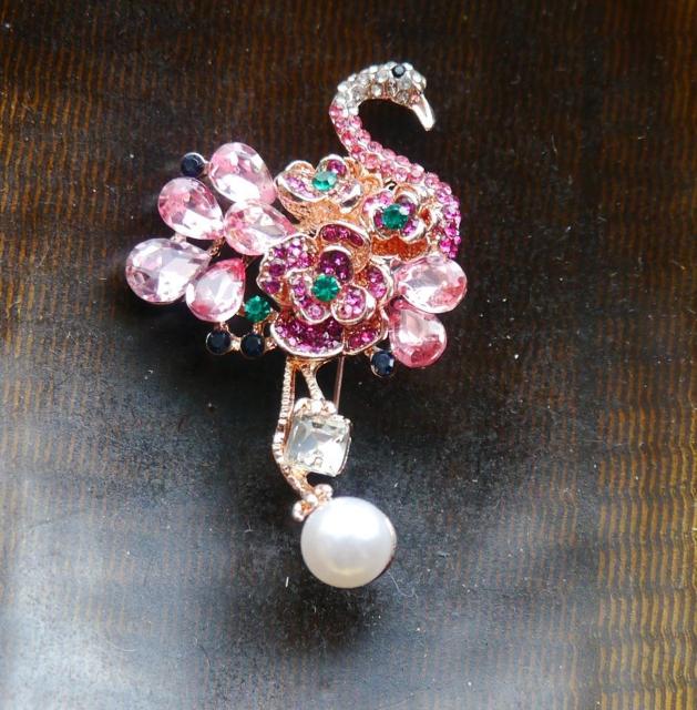 新品アンティーク調きらきらストーンお花フラミンゴ ブローチ < 女性アクセサリー/時計 新品アンティーク調きらきらストーンお花フラミンゴ ブローチ < 女性アクセサリー/時計の