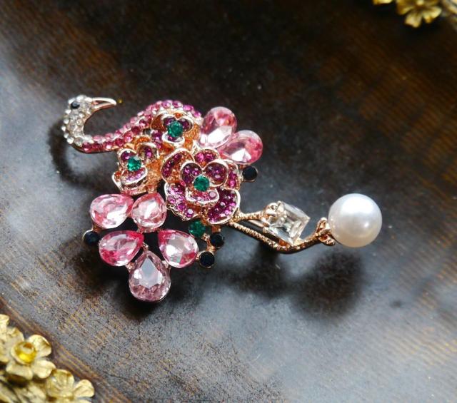 新品アンティーク調きらきらストーンお花フラミンゴ ブローチ < 女性アクセサリー/時計 新品アンティーク調きらきらストーンお花フラミンゴ ブローチ < 女性アクセサリー/時計の