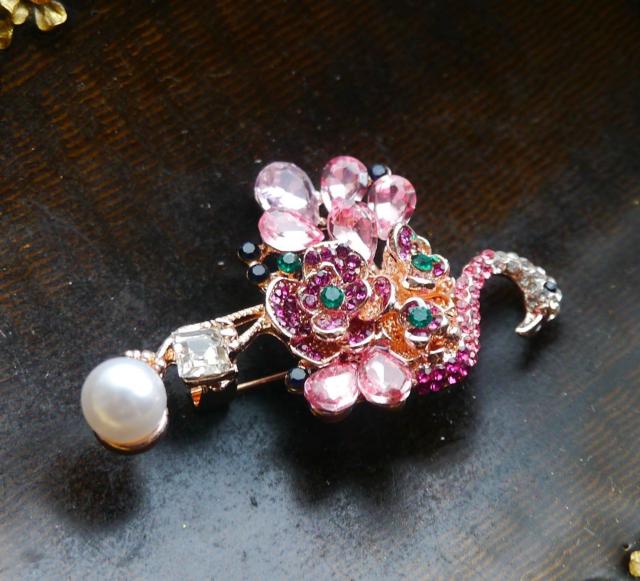 新品アンティーク調きらきらストーンお花フラミンゴ ブローチ < 女性アクセサリー/時計 新品アンティーク調きらきらストーンお花フラミンゴ ブローチ < 女性アクセサリー/時計の