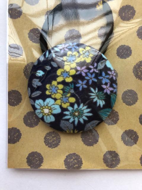 ハンドメイド ヘアゴム 特大 くるみボタン 青い花黄色い花♪ < 女性ファッション  ハンドメイド ヘアゴム 特大 くるみボタン 青い花黄色い花♪ < 女性ファッションの